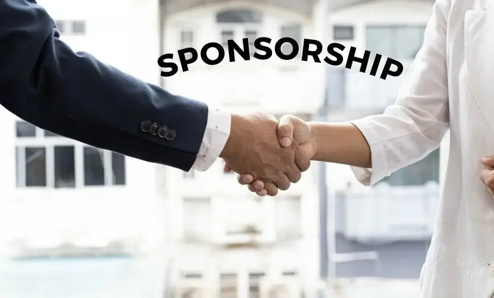 Kolaborasi dengan Brand atau Sponsor